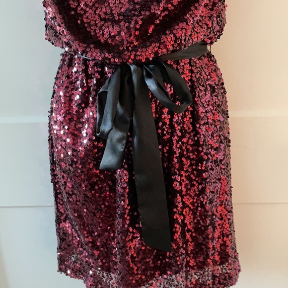 Cache red sequin mini dress, cowl neck, elastic waist W/ black tie belt size 4 - Picture 4 of 7